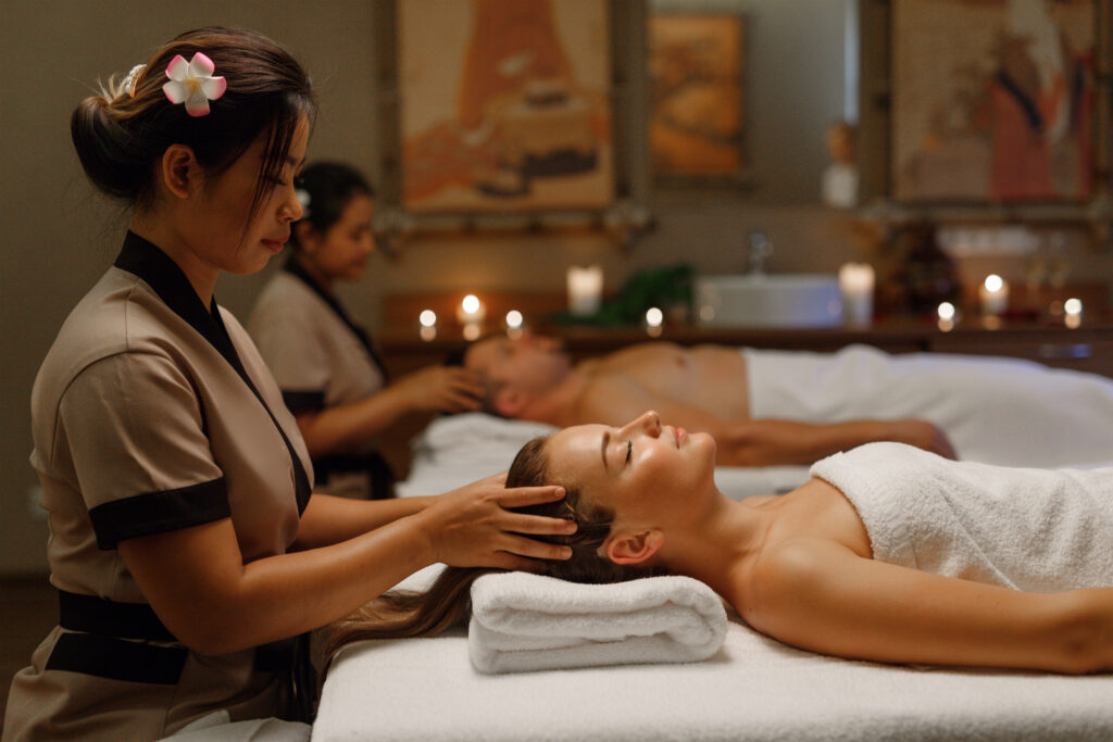 couple-having-balinese-massage