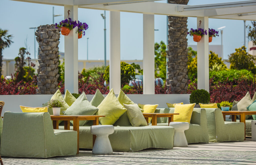 terrace-restaurand-modern-style-summer